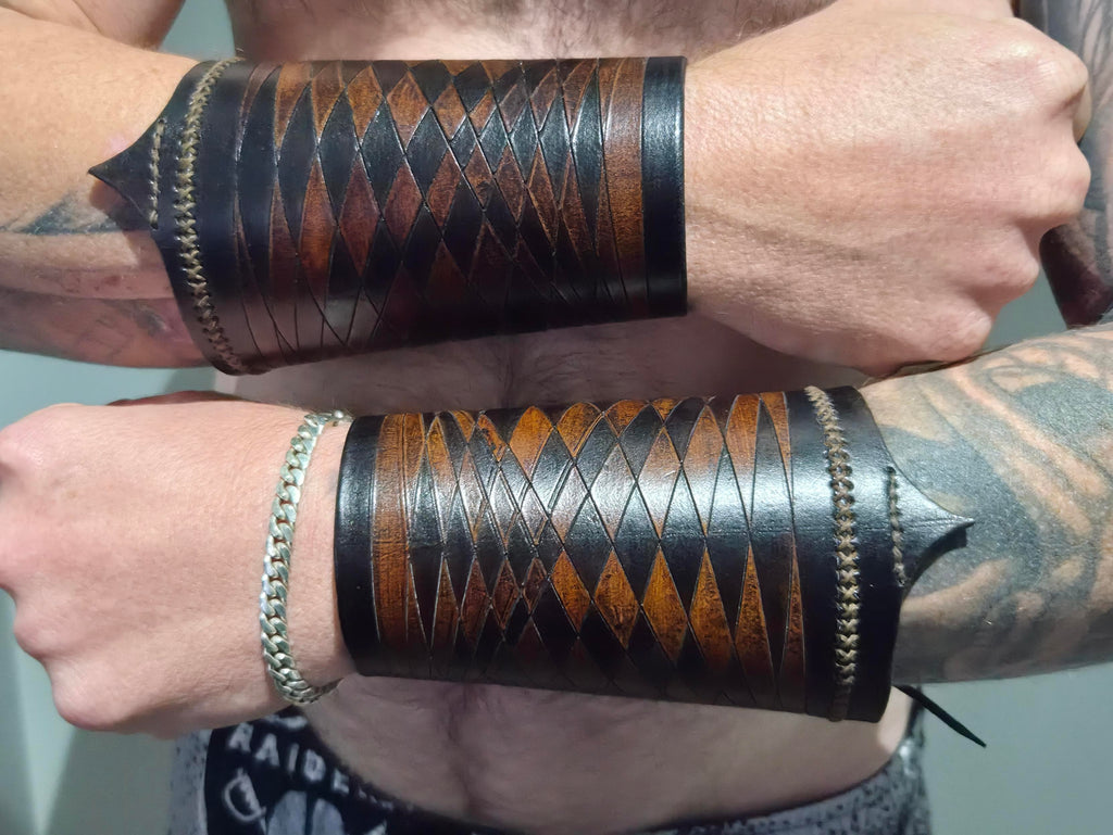 LEATHER GAUNTLETS