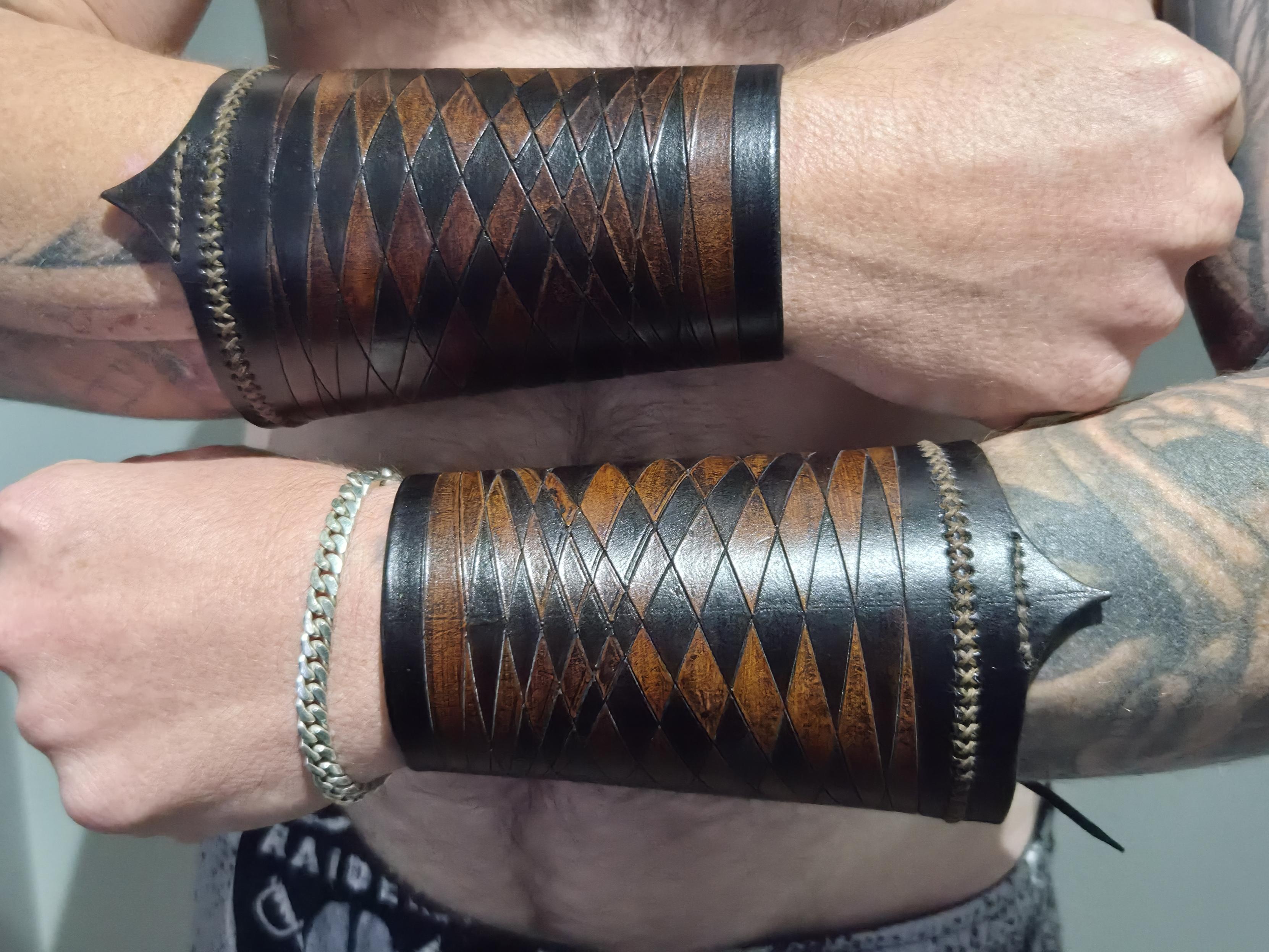 LEATHER GAUNTLETS