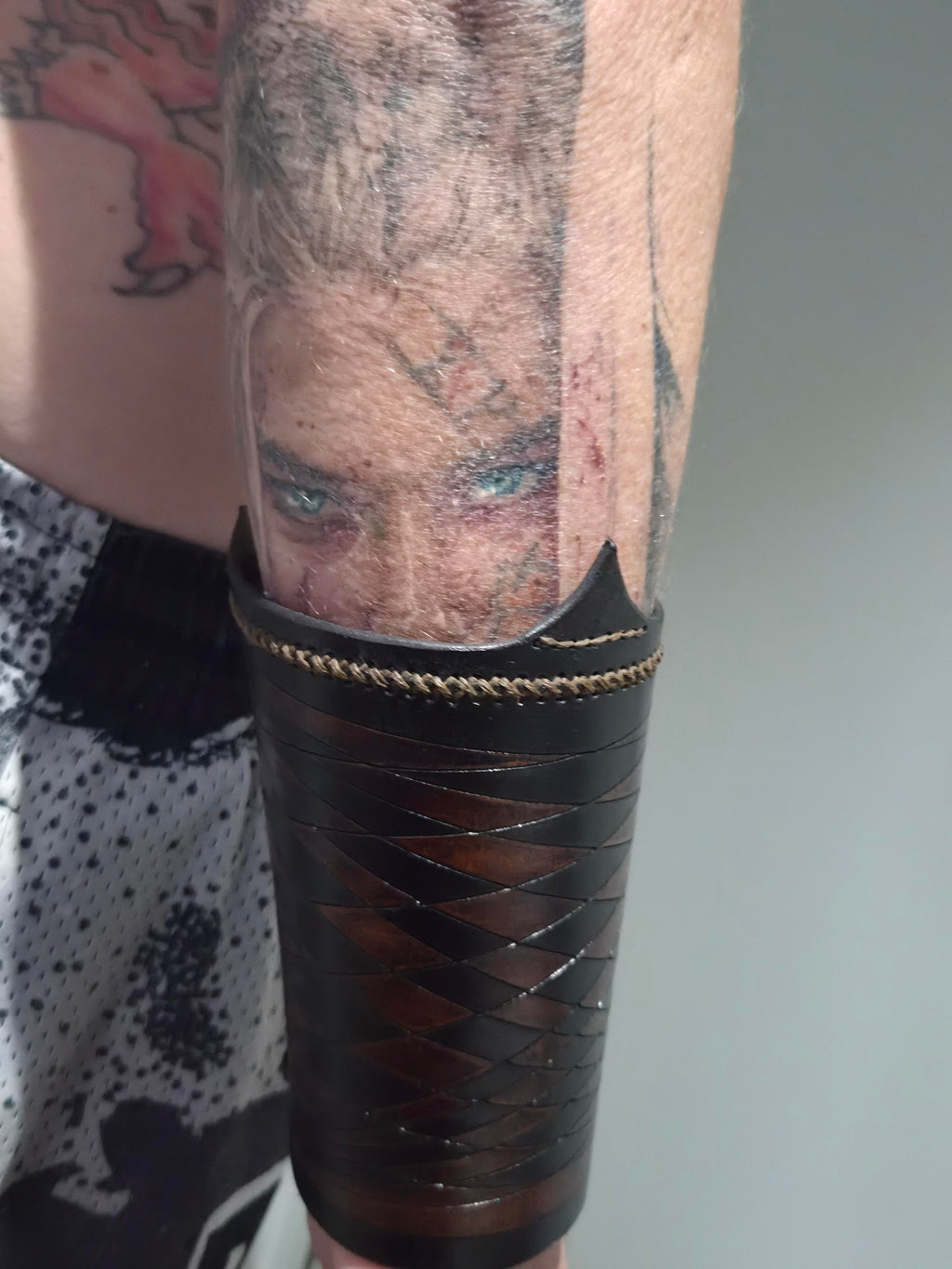 LEATHER GAUNTLETS