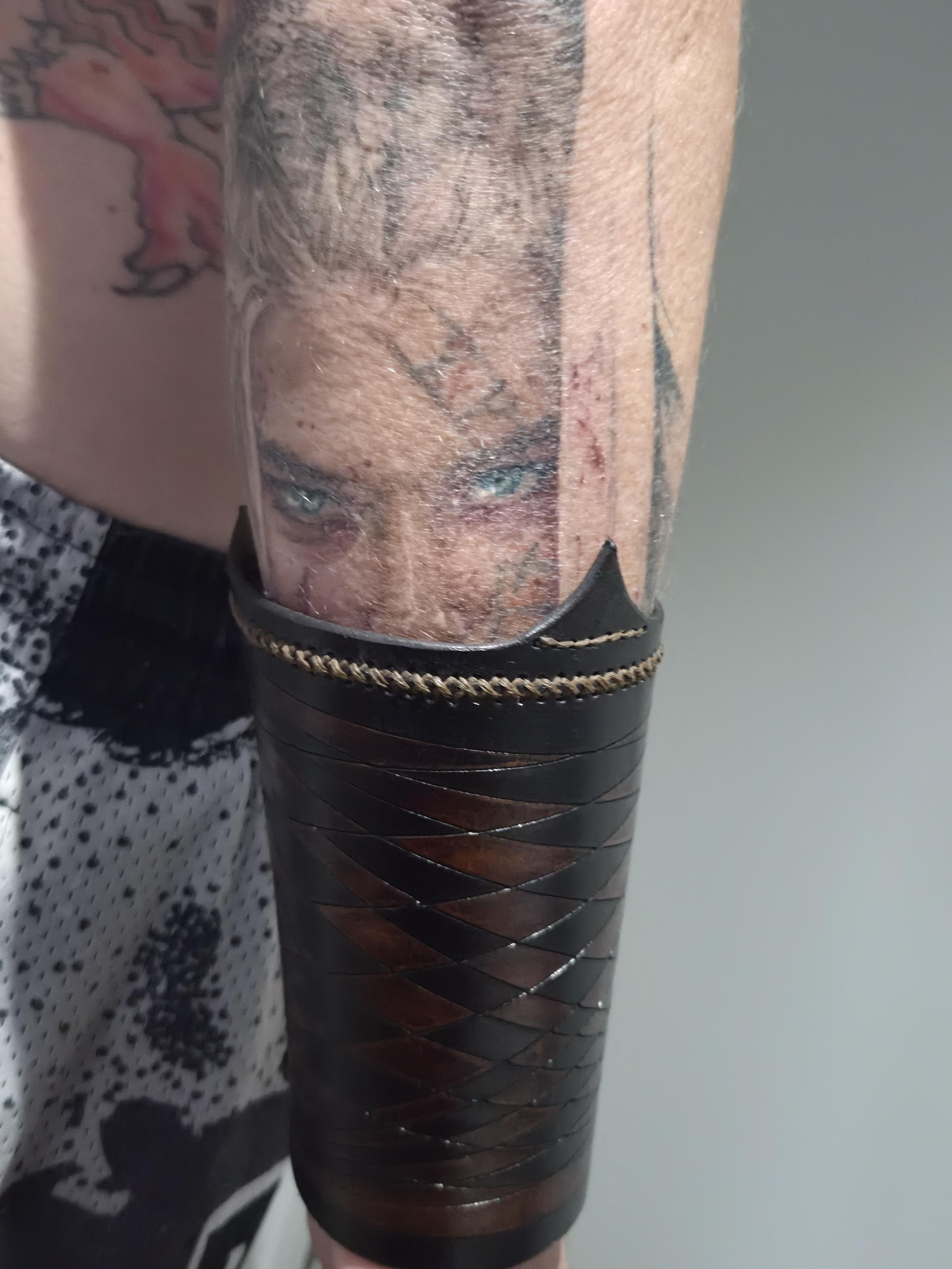 LEATHER GAUNTLETS